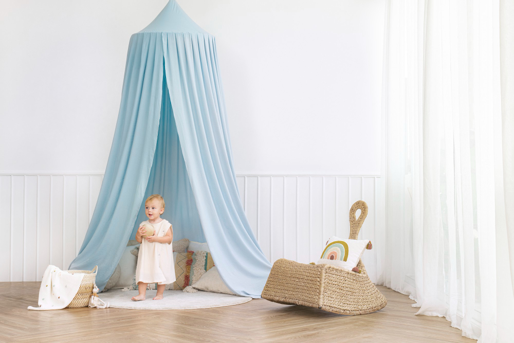 Tenda de pano azul bebê pendurada direto no teto para quarto de bebês